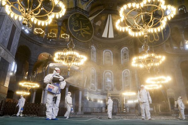 فريق بلدية الفاتح تنظف مسجد آيا صوفيا الكبير، كجزء من أعمال التطهير التي تم تنفيذها قبل شهر رمضان في المساجد التاريخية في إسطنبول، تركيا. - سبوتنيك عربي