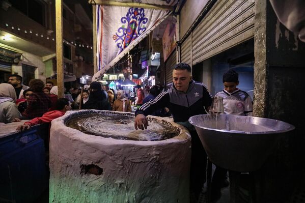 صورة لرجل يصنع الحلوى استعدادًا لشهر رمضان المبارك في القاهرة، مصر. - سبوتنيك عربي