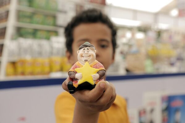 صورة لأطفال في اليمن يشترون الحلوى والدمى استعدادًا لشهر رمضان المبارك في صنعاء، اليمن. - سبوتنيك عربي