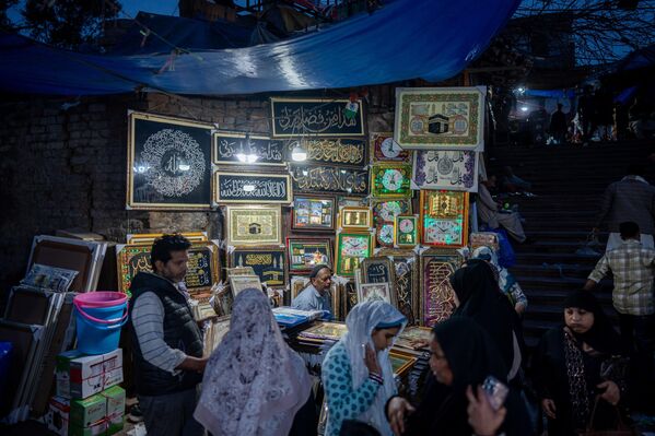 الناس يقومون بالتسوق في منطقة &quot;مسجد جامع&quot; استعدادًا لشهر رمضان المبارك في نيودلهي، الهند. - سبوتنيك عربي