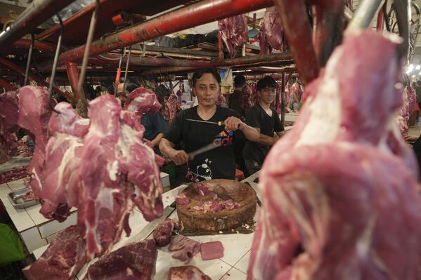 بائع لحوم ينتظر الزبائن في أحد الأسواق في جاكرتا، إندونيسيا. - سبوتنيك عربي