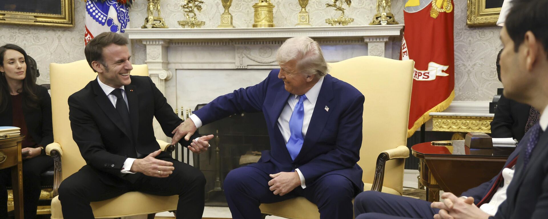 الرئيس الفرنسي إيمانويل ماكرون، من اليسار، يتحدث مع الرئيس دونالد ترامب بينما يستمع وزير الخارجية ماركو روبيو خلال اجتماع في المكتب البيضاوي بالبيت الأبيض في واشنطن، الاثنين 24 فبراير 2025. - سبوتنيك عربي, 1920, 08.04.2025