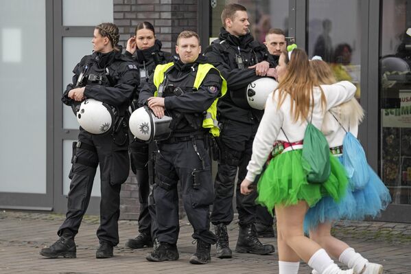 تؤمن الشرطة بداية كرنفال الشوارع في ساحة Heumarkt (سوق القش) في كولونيا، ألمانيا، الخميس 27 فبراير 2025. - سبوتنيك عربي