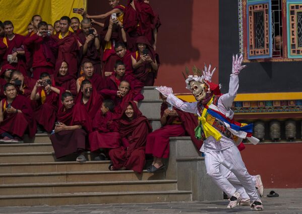 يؤدي الرهبان البوذيون رقصة تقليدية خلال احتفالات رأس السنة الجديدة التي ينظمها مجتمع الشيربا، في دير شيشين في كاتماندو، نيبال، يوم الثلاثاء 25 فبراير 2025. - سبوتنيك عربي