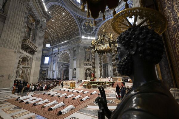 رئيس الأساقفة رينو فيسيكلا، نائب رئيس دائرة التبشير، يسمي شمامسة جدد خلال القداس الإلهي ليوبيل الشمامسة في كنيسة القديس بطرس، في 23 فبراير 2025، في مدينة الفاتيكان. - سبوتنيك عربي