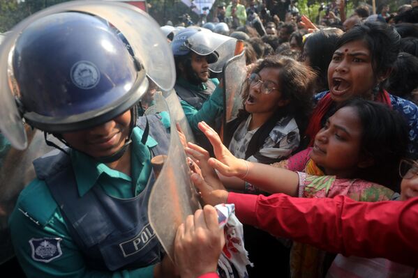 متظاهرون يسيرون من ساحة شهيد منار المركزية إلى الأمانة العامة باتجاه وزارة الداخلية تحت شعار "بنغلاديش ضد الاغتصاب والاضطهاد" في دكا، بنغلاديش، في 24 فبراير 2025، - سبوتنيك عربي