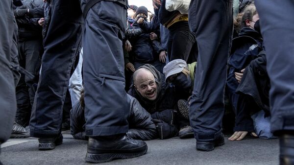 رجال الشرطة يبعدون المتظاهرين المناهضين لليمين المتطرف الذين يقطعون طريق مظاهرة لليمين المتطرف، قبل يوم واحد من الانتخابات الألمانية، في برلين، ألمانيا، السبت 22 فبراير 2025. - سبوتنيك عربي