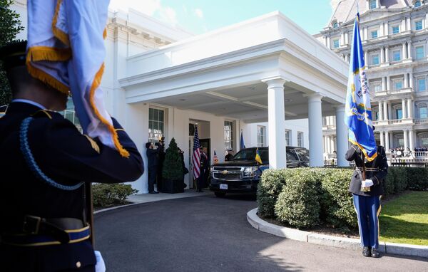 الرئيس الأمريكي دونالد ترامب، يستقبل زيلينسكي، الذي وصل إلى واشنطن لتوقيع اتفاقية المعادن - سبوتنيك عربي