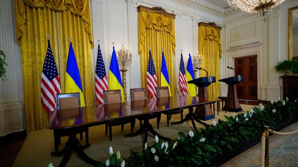 Пустая комната в Белом доме, где должна была состояться пресс-конференция Дональда Трампа и Владимира Зеленского по итогам переговоров - سبوتنيك عربي