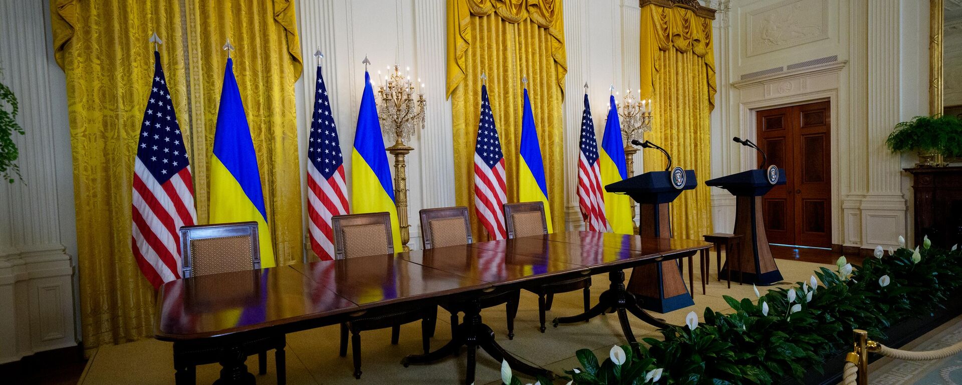 Пустая комната в Белом доме, где должна была состояться пресс-конференция Дональда Трампа и Владимира Зеленского по итогам переговоров - سبوتنيك عربي, 1920, 25.02.2026