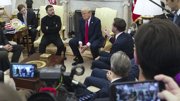 Президент США Дональд Трамп и вице-президент Джей Ди Вэнс во время переговоров с Владимиром Зеленским в Овальном кабинете Белого дома - سبوتنيك عربي