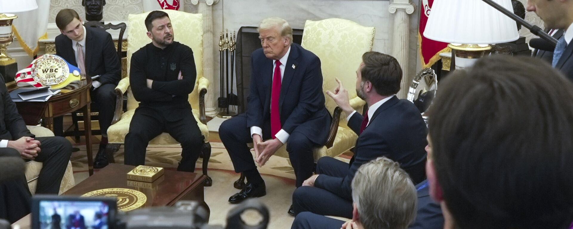 Президент США Дональд Трамп и вице-президент Джей Ди Вэнс во время переговоров с Владимиром Зеленским в Овальном кабинете Белого дома - سبوتنيك عربي, 1920, 01.03.2025
