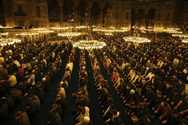  صلاة التراويح في مسجد آيا صوفيا في إسطنبول، تركيا - سبوتنيك عربي