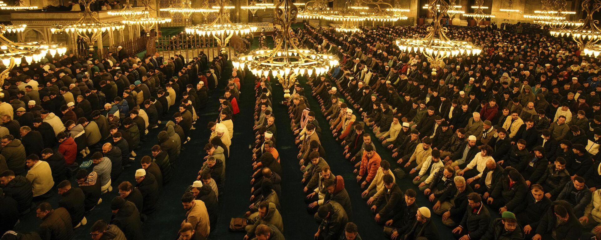 Верующие совершают ночную молитву под названием Таравих в канун первого дня священного для мусульман месяца поста Рамадан в Турции - سبوتنيك عربي, 1920, 01.03.2025