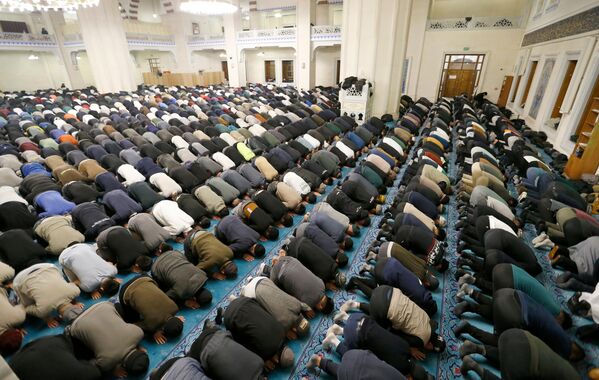 المواطنون يؤدون الصلاة في المسجد المركزي في بيشكيك عاصمة قيرغيزستان - سبوتنيك عربي