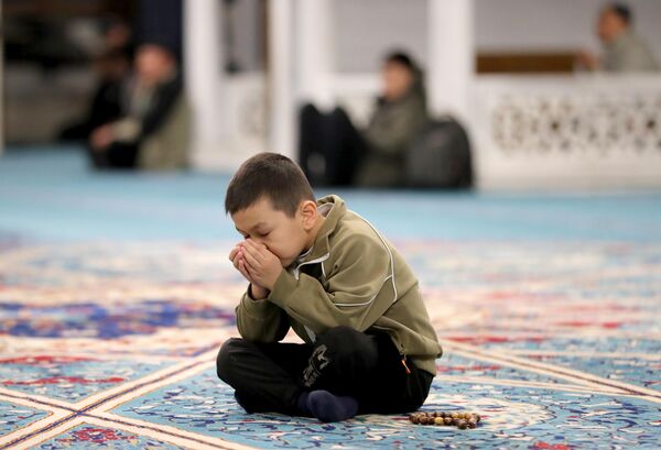 طفل يصلي في المسجد المركزي في بيشكيك بقيرغيزستان - سبوتنيك عربي