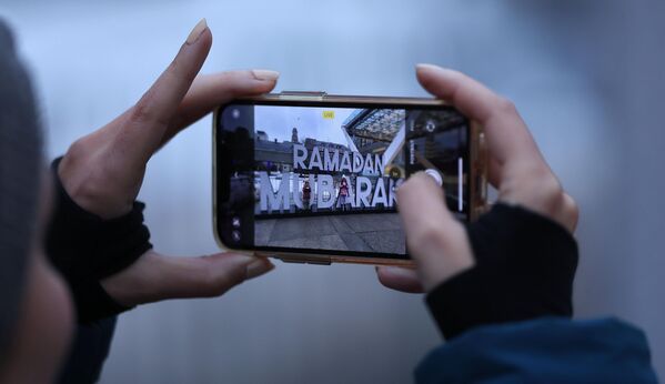 تركيب لافتة &quot;رمضان مبارك&quot; في ساحة &quot;ناثان فيليبس&quot; في تورنتو، كندا، مع بداية الشهر المبارك،  الذي يحتفل به المسلمون في جميع أنحاء العالم بالصيام والصلاة - سبوتنيك عربي