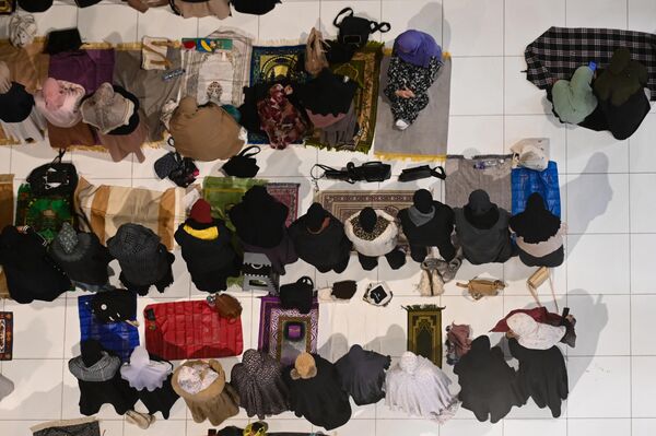 مصريون يؤدي صلاة التراويح في الجامع الأزهر في القاهرة القديمة - سبوتنيك عربي