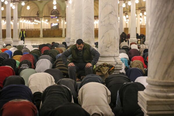 صلاة التراويح  في مسجد عمرو بن العاص في القاهرة، مصر - سبوتنيك عربي