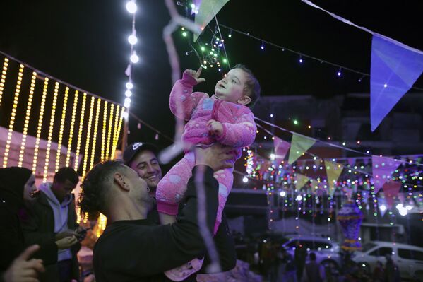 أضواء احتفالية معلقة بين المنازل الفلسطينية المدمرة بمناسبة شهر رمضان، في خان يونس، جنوبي قطاع غزة - سبوتنيك عربي