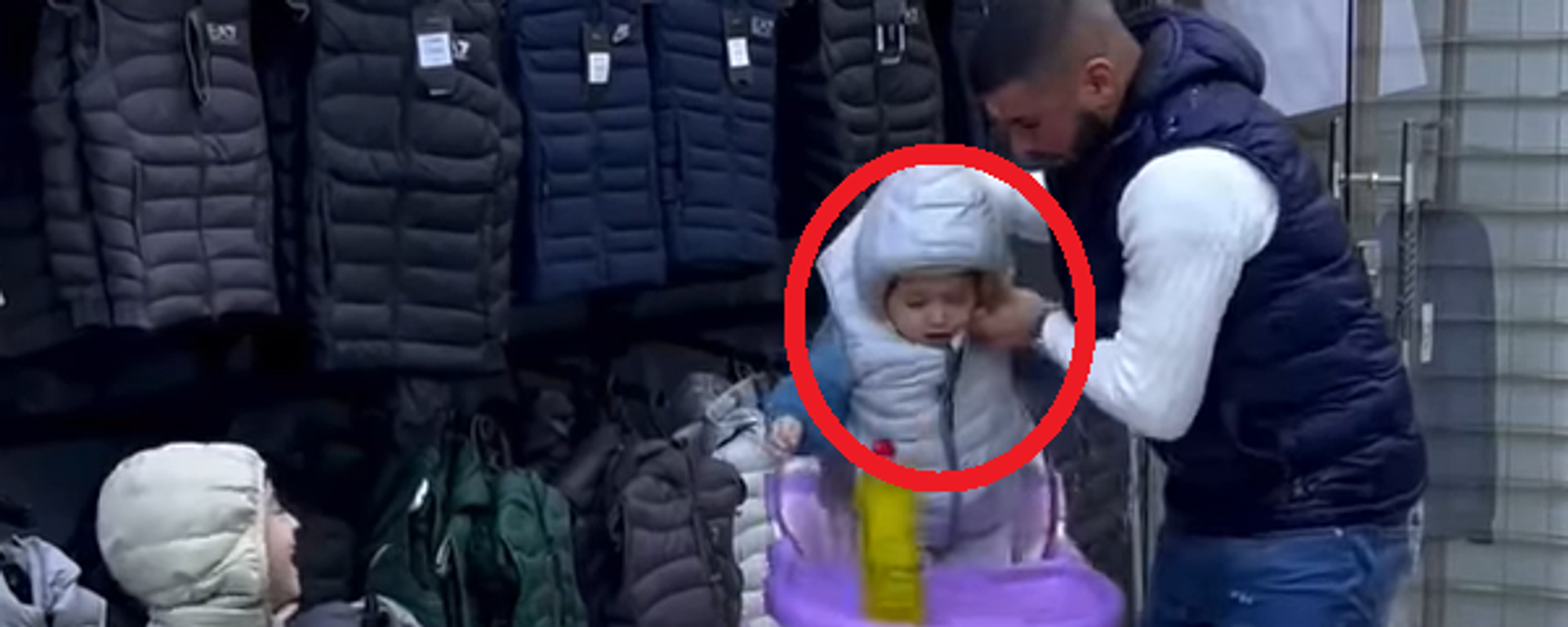 مشاهد لاستخدام طفل رضيع في الجزائر من أـجل دعاية لمنتج - سبوتنيك عربي, 1920, 02.03.2025