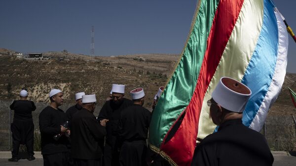 يتجمع رجال الدين الدروز بعد بيان احتجاجًا على الاستخدام السياسي لمدينتهم ومقتل 12 طفلاً ومراهقًا في هجوم صاروخي، أمام المجتمع الدرزي على الجانب الآخر من الحدود مع سوريا - سبوتنيك عربي