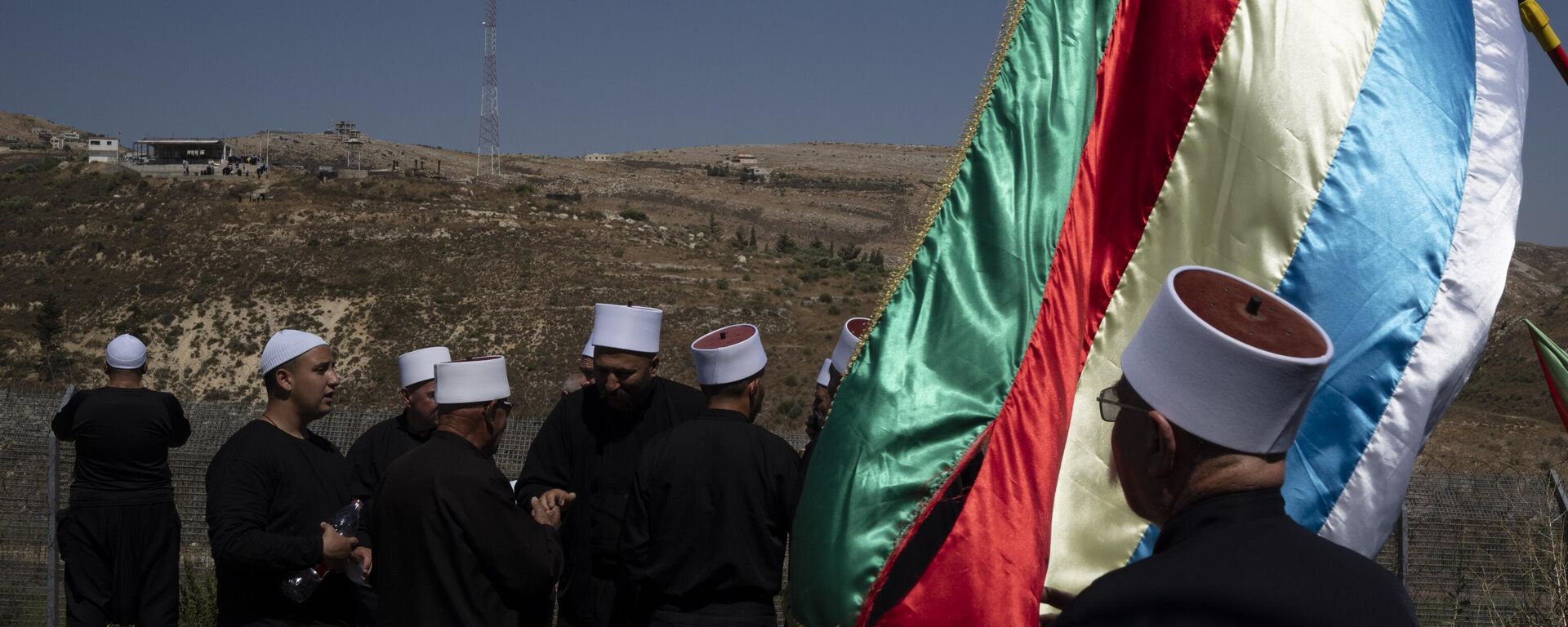 يتجمع رجال الدين الدروز بعد بيان احتجاجًا على الاستخدام السياسي لمدينتهم ومقتل 12 طفلاً ومراهقًا في هجوم صاروخي، أمام المجتمع الدرزي على الجانب الآخر من الحدود مع سوريا - سبوتنيك عربي, 1920, 02.03.2025