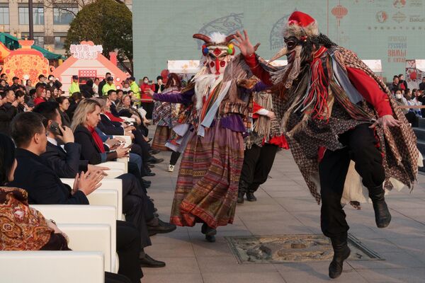 الاحتفال بعيد الـ"ماسلينيتسا" في مدينة شيان الصينية، بـ5 آلاف فطيرة وعروض قدمها عازفو آلة الـ"بالالايكا" الموسيقية الروسية، ومشاة على ركائز متينة يرتدون أزياء ملونة - سبوتنيك عربي