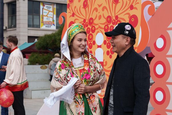 الاحتفال بعيد الـ"ماسلينيتسا" في مدينة شيان الصينية بـ5 آلاف فطيرة وعروض قدمها عازفو البالاليكا ومشاة على ركائز متينة يرتدون أزياء ملونة - سبوتنيك عربي