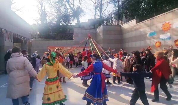 حفلة "ماسلينيتسا" للمقيمين الروس وتلاميذ دور الأيتام في كوريا الجنوبية، تنظمها السفارة الروسية في العاصمة سيئول - سبوتنيك عربي