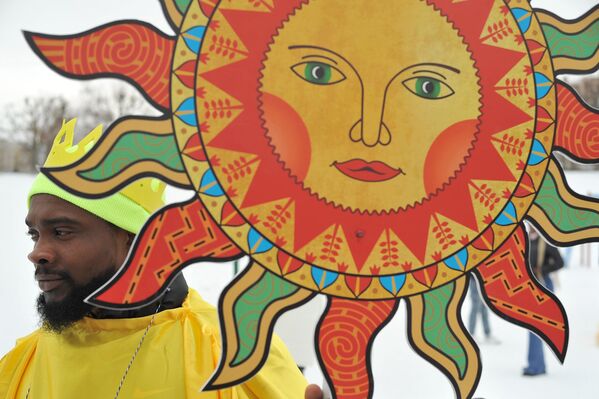 طالب أجنبي في جامعة تامبوف التقنية الحكومية (TSTU) خلال الاحتفال بعيد الـ"ماسلينيتسا" في مدينة تامبوف - سبوتنيك عربي