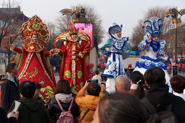 الاحتفال بعيد الـ"ماسلينيتسا" في مدينة شيان الصينية - بـ5 آلاف فطيرة وعروض قدمها عازفو آلة الـ"بالالايكا" الموسيقية الروسية، ومشاة على ركائز متينة يرتدون أزياء ملونة - سبوتنيك عربي