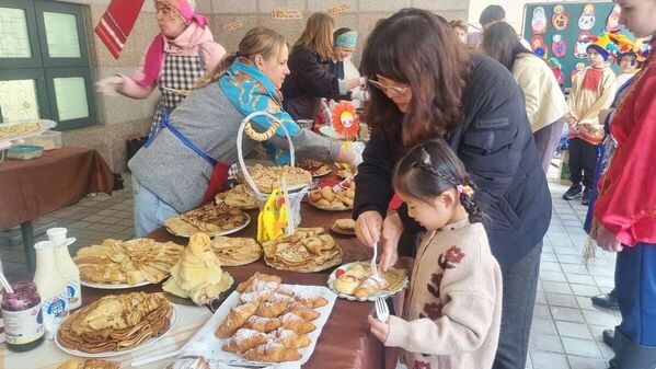 عطلة الـ"ماسلينيتسا" للمقيمين الروس وتلاميذ دور الأيتام في كوريا الجنوبية، نظمتها السفارة الروسية في سيئول - سبوتنيك عربي