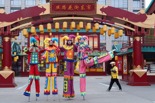 الاحتفال بعيد الـ"ماسلينيتسا" في مدينة شيان الصينية، بـ5 آلاف فطيرة، وعروض قدمها عازفو آلة الـ"بالالايكا" الموسيقية الروسية، ومشاة على ركائز متينة يرتدون أزياء ملونة - سبوتنيك عربي