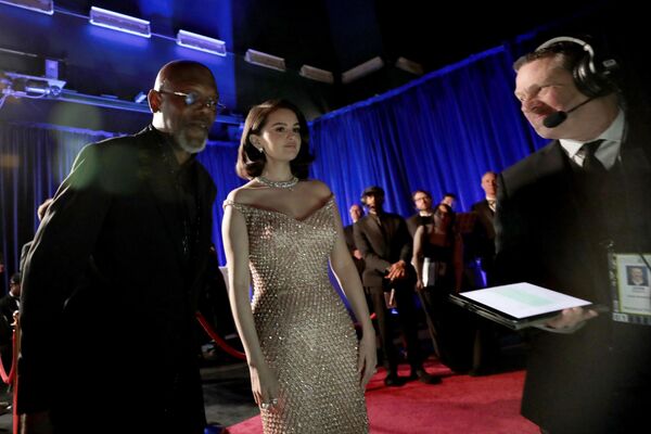 (من اليسار إلى اليمين) صامويل إيل جاكسون، وسيلينا غوميز، يلتقطان صورًا خلف الكواليس، خلال حفل توزيع جوائز الـ&quot;أوسكار&quot; - سبوتنيك عربي