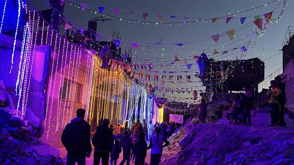 زينة رمضان فوق الركام وعيون سكان قطاع غزة على مصير الهدنة - سبوتنيك عربي