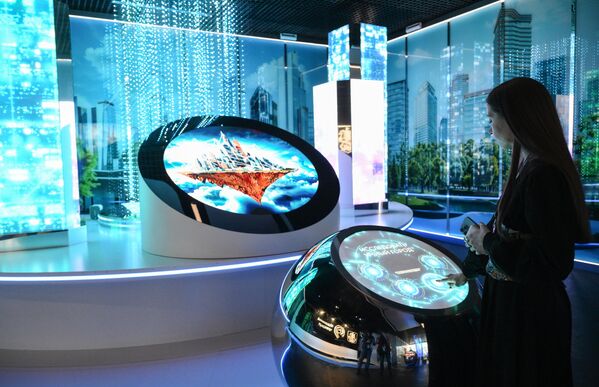 يقوم الضيوف بجولة افتراضية من فلاديفوستوك إلى كالينينغراد خلال رحلة تستغرق ساعة كاملة، ويتعرفون على المعالم والمشاريع المنفذة ونتائج التنمية الإقليمية. - سبوتنيك عربي