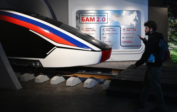 زائر يتجول في المعرض التفاعلي &quot;رحلة عبر روسيا&quot; في مركز روسيا الوطني. - سبوتنيك عربي