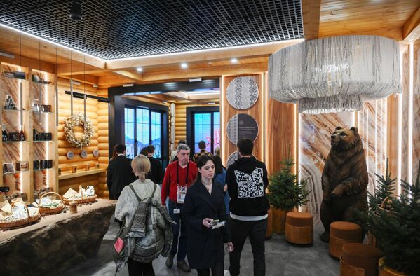 زوار معرض &quot;رحلة عبر روسيا&quot; يقومون بالتجول داخل المعرض والتعرف على ما بداخله. - سبوتنيك عربي