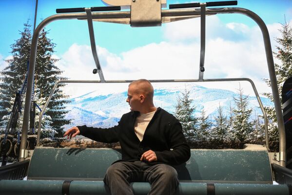 زائر يجلس على منصة لـ&quot;تل فريك&quot; مفترض خلال زيارة إلى المعرض التفاعلي &quot;رحلة عبر روسيا&quot; في مركز روسيا الوطني. - سبوتنيك عربي