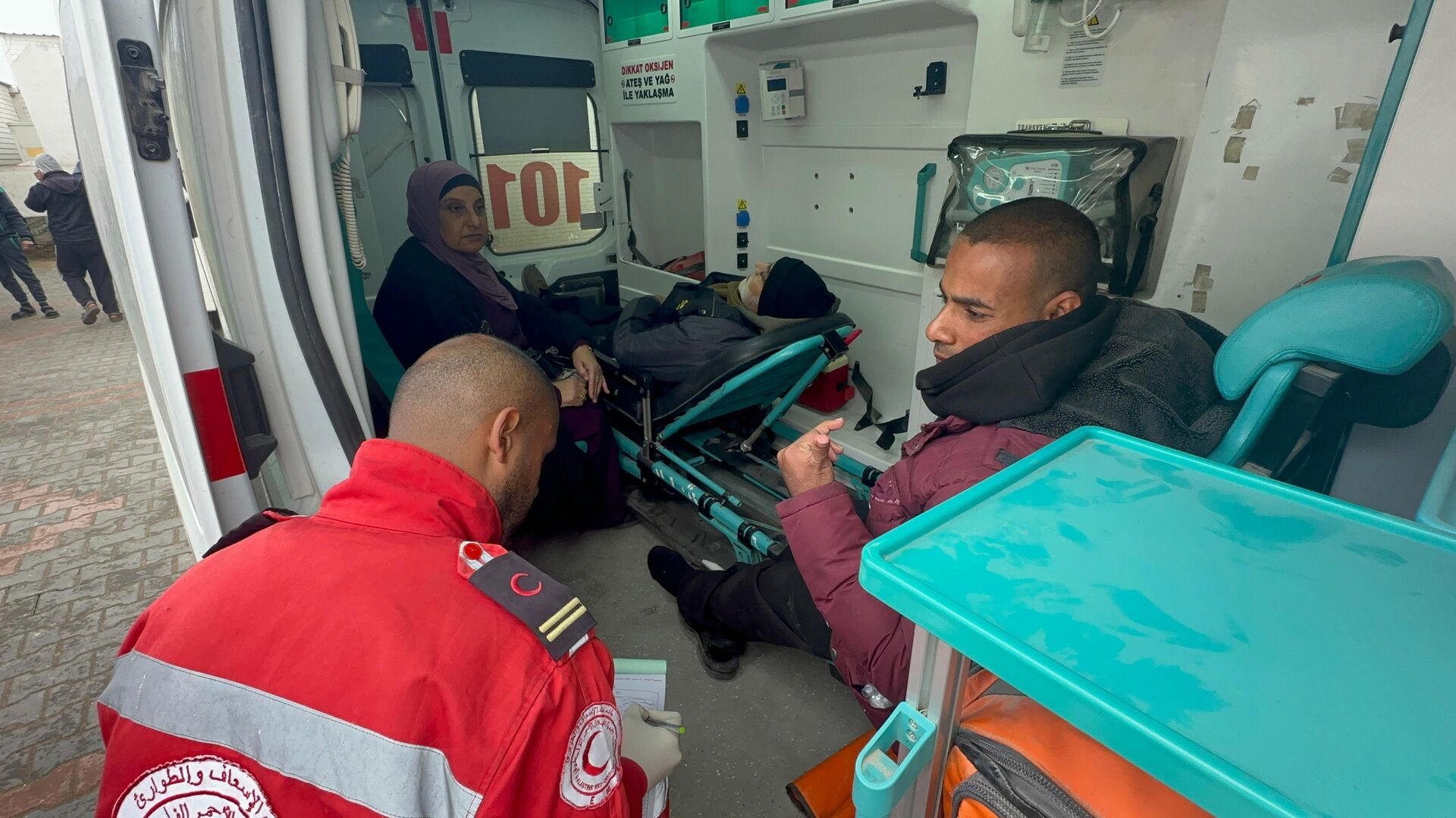 مرضى وجرحى غزة بين دموع الفراق والأمل في العلاج خارج القطاع
مرضى وجرحى غزة بين دموع الفراق والأمل في العلاج خارج القطاع
- سبوتنيك عربي, 1920, 06.03.2025