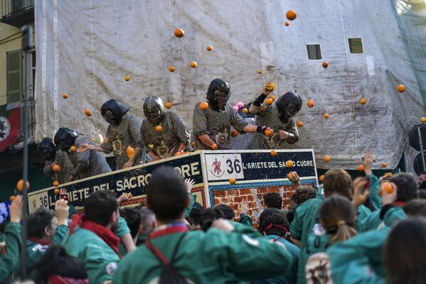 تُقام معركة البرتقال سنويًا خلال موسم الكرنفال في إيفريا وهي إعادة تمثيل رمزية للثورة التي حدثت ضد ماركيز مونفيراتو في العصور الوسطى. خلال الحدث الرئيسي، تقاتل الفرق التي تسير على الأقدام مع الفرق التي تجرها الخيول، حيث يرمون البرتقال على بعضهم بعضا وهم يمثلون تمرد عامة الناس ضد طغيان أحد اللوردات الإقطاعيين. - سبوتنيك عربي