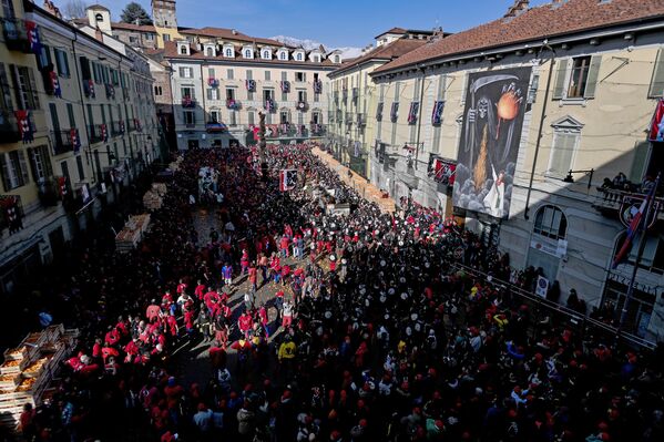 منظر عام لفريق معركة البرتقال يشارك في "معركة البرتقال" التقليدية في 4 مارس 2025 في إيفريا، إيطاليا. تُقام معركة البرتقال سنويًا خلال موسم الكرنفال في إيفريا وهي إعادة تمثيل رمزية للثورة التي حدثت ضد ماركيز مونفيراتو في العصور الوسطى. - سبوتنيك عربي