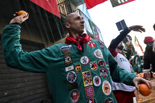 يشارك فريق معركة البرتقال "I Tuchini del Borghetto Aranceri" في "معركة البرتقال" التقليدية، في 4 مارس 2025 في إيفريا، إيطاليا. - سبوتنيك عربي