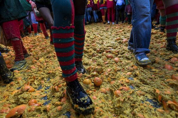 خلال الحدث الرئيسي، تقاتل الفرق على الأقدام مع الفرق على عربات تجرها الخيول، ويلقون البرتقال على بعضهم بعضا وهم يمثلون تمرد عامة الناس ضد طغيان أحد اللوردات الإقطاعيين. - سبوتنيك عربي