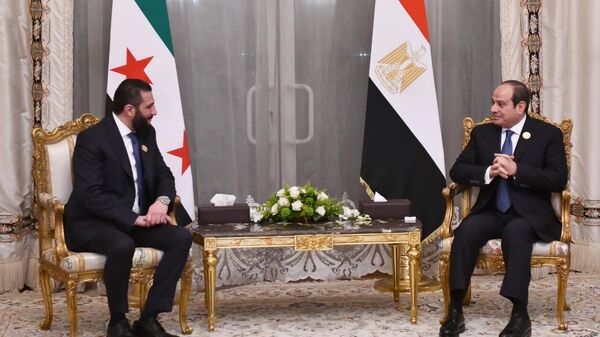 الرئيس المصري عبد الفتاح السيسي يلتقي الرئيس السوري في المرحلة الانتقالية أحمد الشرع - سبوتنيك عربي