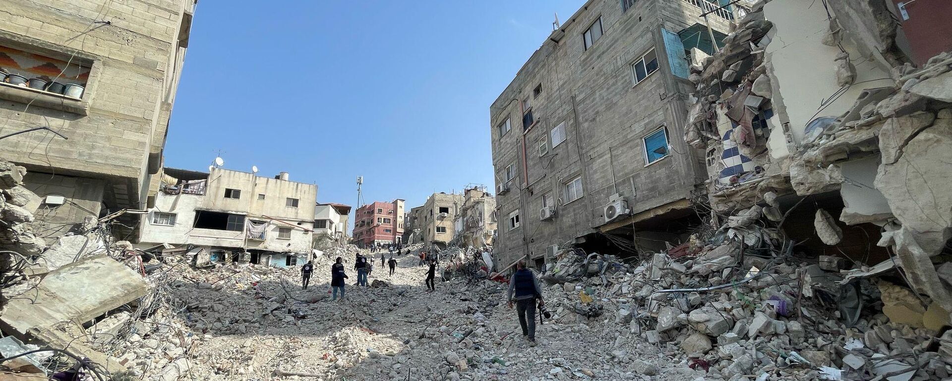 فلسطينيون يودعون بيوتهم وينقذون مقتنيات من منازلهم قبل هدمهما في مخيم نور شمس شمالي الضفة
 - سبوتنيك عربي, 1920, 16.12.2025