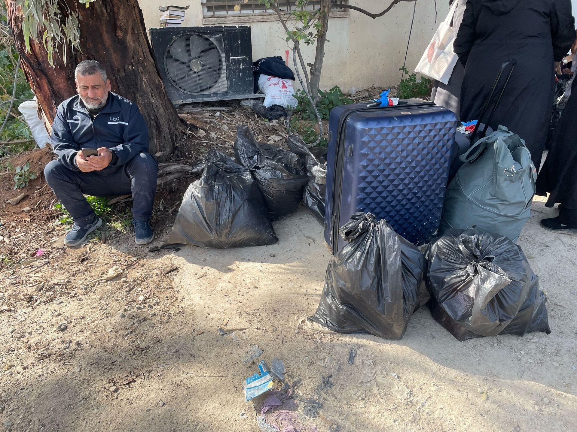 فلسطينيون يودعون بيوتهم وينقذون مقتنيات من منازلهم قبل هدمهما في مخيم نور شمس شمالي الضفة
 - سبوتنيك عربي, 1920, 06.03.2025