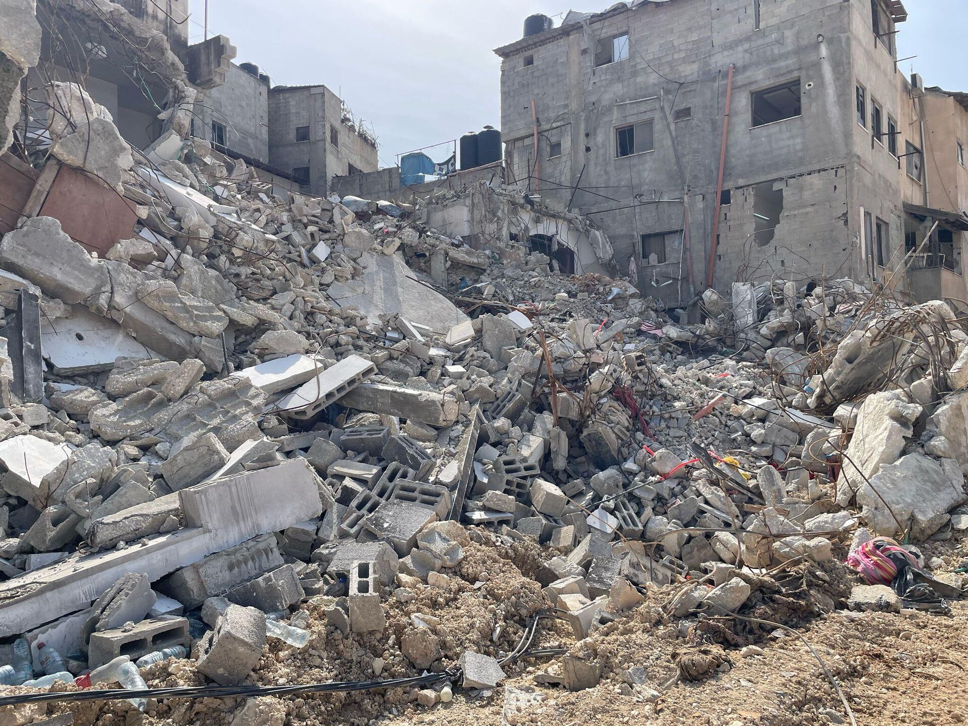 فلسطينيون يودعون بيوتهم وينقذون مقتنيات من منازلهم قبل هدمهما في مخيم نور شمس شمالي الضفة
 - سبوتنيك عربي, 1920, 06.03.2025