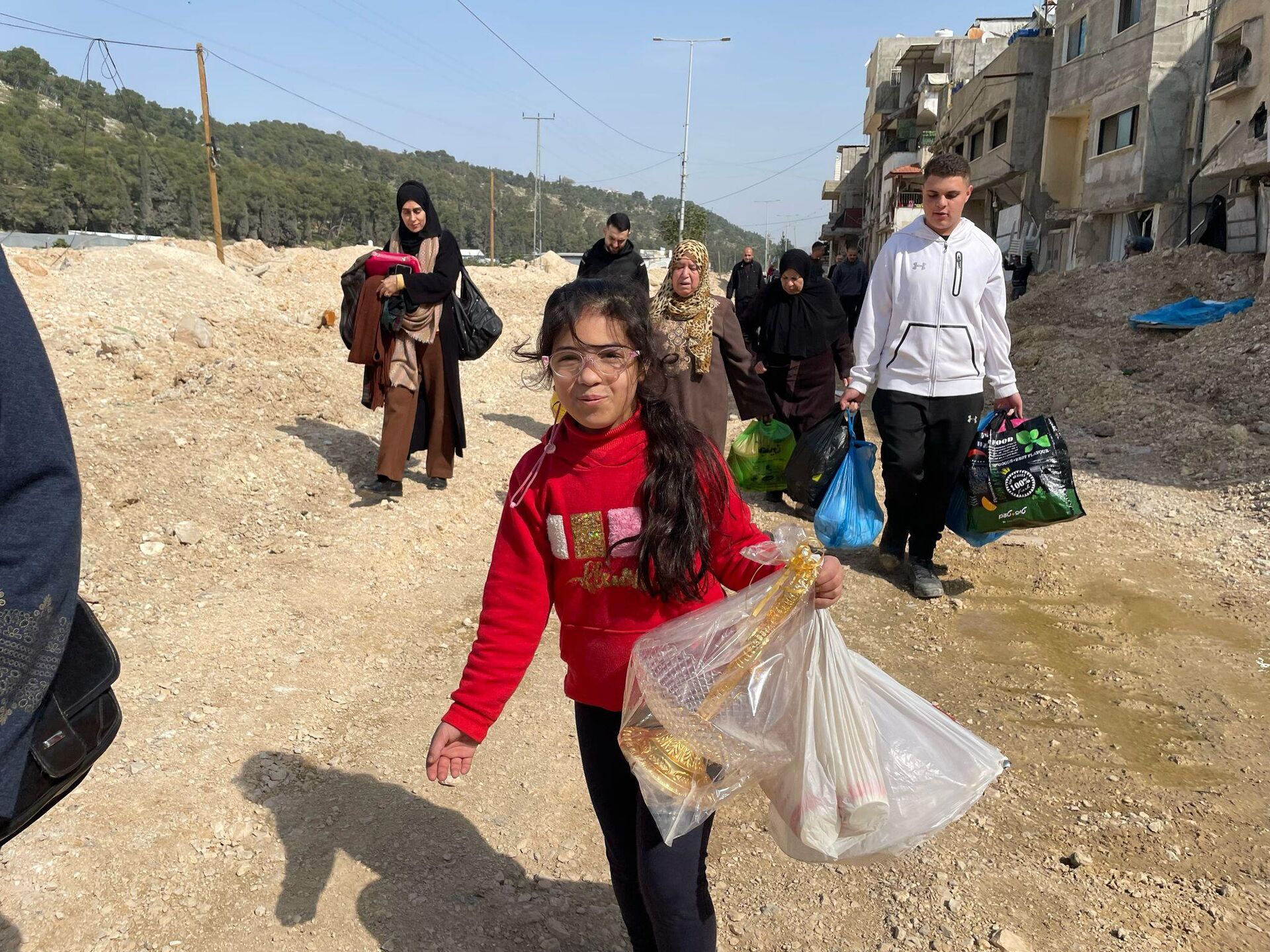 فلسطينيون يودعون بيوتهم وينقذون مقتنيات من منازلهم قبل هدمهما في مخيم نور شمس شمالي الضفة
 - سبوتنيك عربي, 1920, 06.03.2025